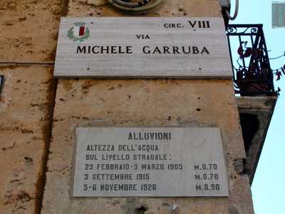 Ci lasciamo alle spalle le case degli alluvionati e ci dirigiamo in via Garruba e via Trevisani. Qui due targhe di recente fattura ci ricordano ancora una volta le disastrose alluvioni del 1905, 1915 e 1926, con segnata accanto persino l'altezza dell'acqua sul livello stradale. Sulla prima sono indicati rispettivamente in metri 0,70, 0,70 e 0,90